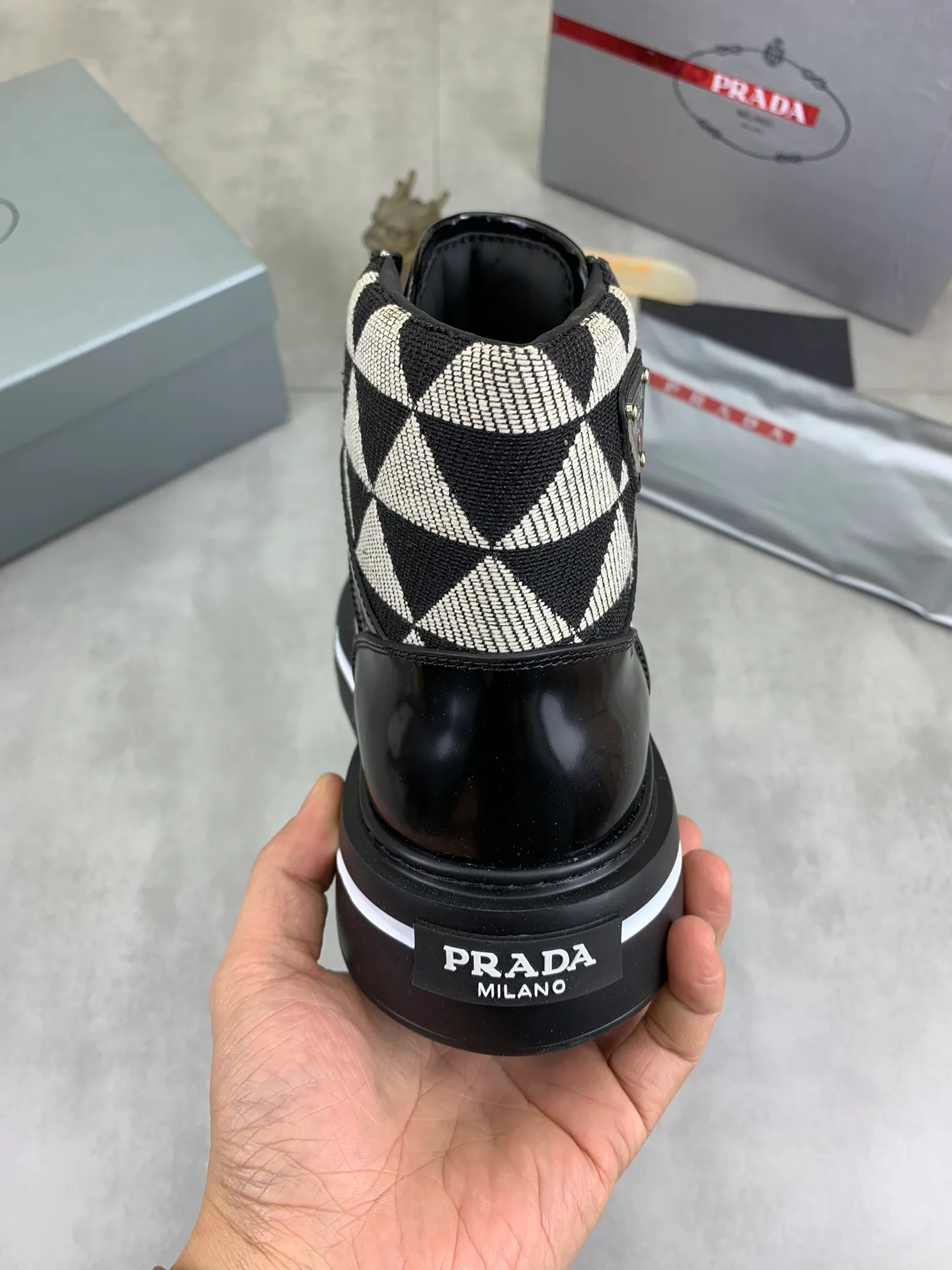 Men's shoes 💰P620 new model (high version) The new PRADA (Prada) high-top counter has launched the classic model at the same time. The new men's shoes and 😘fabrics are selected from the original imported calfskin. First layer of imported cowhide lining. The original version is awesome! 👍🏿Original open-molded non-slip PU outsole, with exquisite lines, simple and elegant, super comfortable and classy on foot, suitable for leisure travel. Code number:38-45